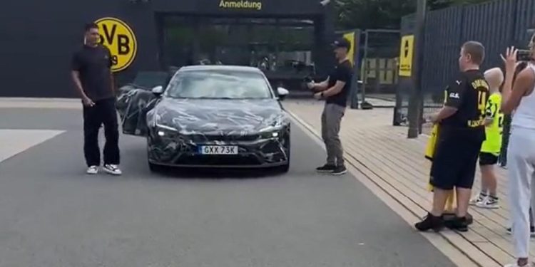 Jobe Bellingham na električnom automobilu prerušen u trening