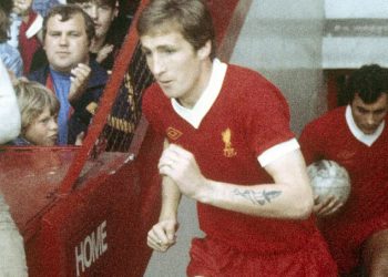 Joey Jones Mrtvi u dobi od 70 godina: Legenda Liverpool i Wrexham koji su osvojili Europski kup s Anfield Club-om prolazi dok suigrač vodiča o tribini
