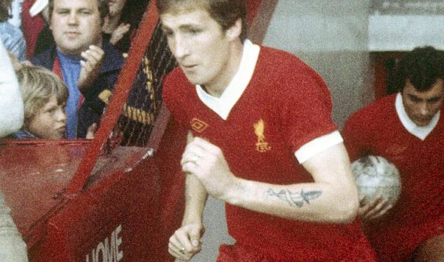 Joey Jones Mrtvi u dobi od 70 godina: Legenda Liverpool i Wrexham koji su osvojili Europski kup s Anfield Club-om prolazi dok suigrač vodiča o tribini