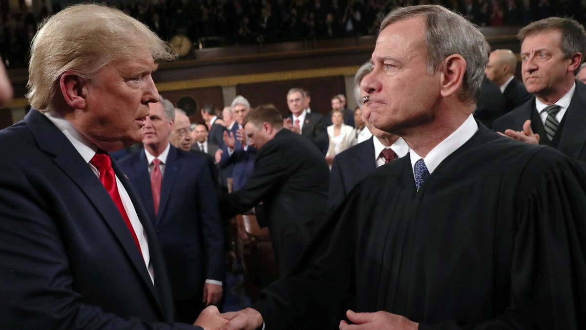 Glavni sudac John Roberts s bivšim predsjednikom Donaldom Trumpom