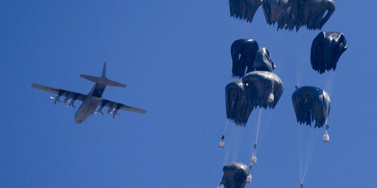 Jordan i UAE započinju padove pomoći u gladovanje Gaze nakon što Izrael zastaje napadi