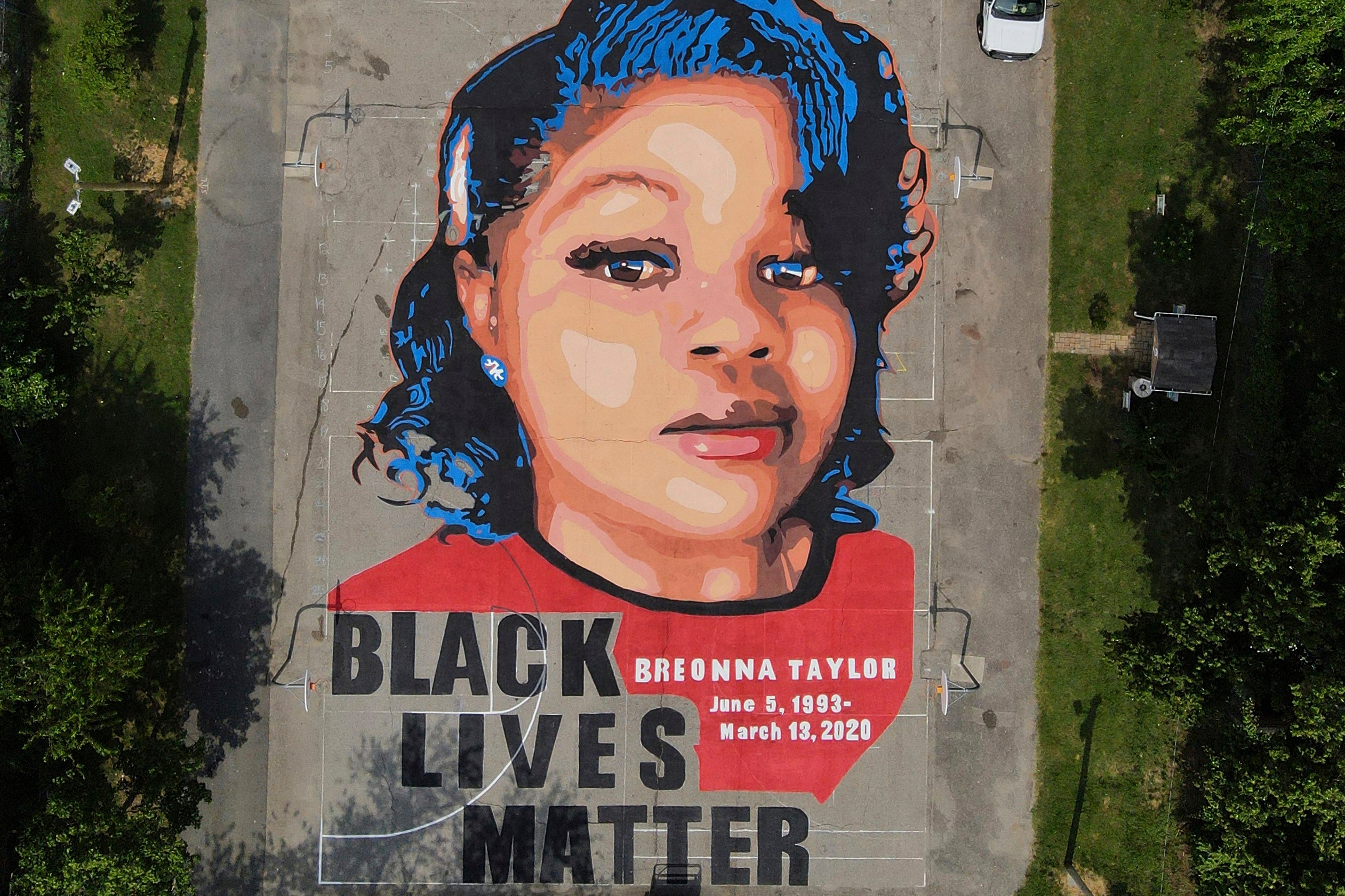 Breonna Taylor, crni 26-godišnji medicinski tehničar, ubijen je u poticaju policijskih metaka nakon što su se policajci pojavili kako bi izdržali nalog u ožujku 2020. godine. Policajac Brett Hankison kasnije je proglašen krivim za kršenje njezinih građanskih prava