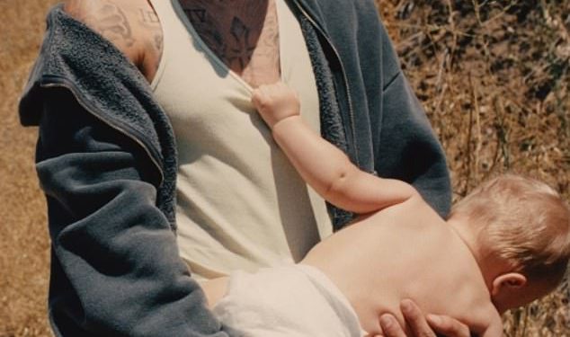 Justin Bieber otkriva da se ‘mora promijeniti, ali neće napustiti suprugu Hailey’ unatoč njihovim problemima u iznenađujućim novim tekstovima, dok Rhode osnivač eksplodira svoje obožavatelje ‘gubitnika’