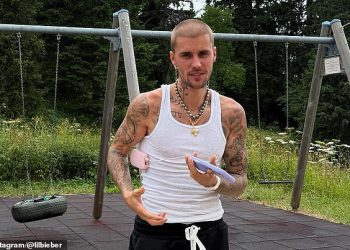 Justin Bieber slijedi osmi singl broj 1 s novim hit Daisiesom nakon što je na albumu emitirao probleme s brakom