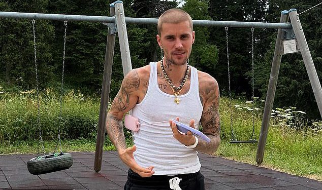 Justin Bieber slijedi osmi singl broj 1 s novim hit Daisiesom nakon što je na albumu emitirao probleme s brakom