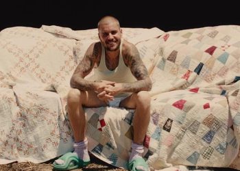 Justin Bieber službeno ispusti svoj sedmi album Swag dok šokirani obožavatelji reagiraju