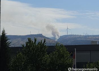 Jutros se ponovno razbuktao požar na Fortici, interveniraju vatrogasci i helikopter OS BiH