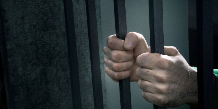 KAKAV PROPUST POLICIJE! Nasilnik nožem napao policajca u Splitu dok je bio uhićen u postaji!