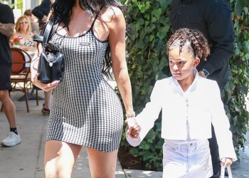 KYLIE JENNER I OBITELJSKI KOLE U ICONT LA EATERY za 91. rođendan bake MJ