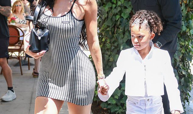 KYLIE JENNER I OBITELJSKI KOLE U ICONT LA EATERY za 91. rođendan bake MJ