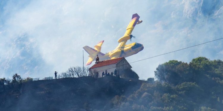 Kakav dan za vatrogasce: Veliki požar kod Kaštel Sućurca gasilo 115 ljudi i tri kanadera