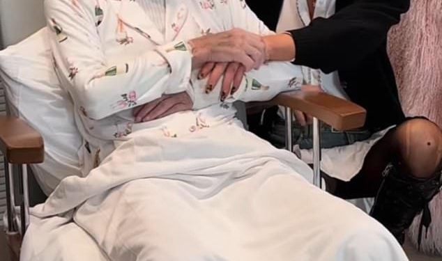 Kako je Kate Beckinsale bila stup snage svojoj majci Judy Loe prije nego što je prolazila unatoč vlastitim zdravstvenim nevoljama i bila je “paralizirana” tugom nakon smrti očuha Roya