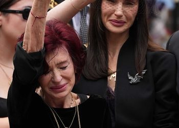 Kako se rijetko viđena kći Ozzy Osbourne Aimee stavila u središte pozornosti i izdvojila razlike s otuđenom sestrom Kelly za pogrebnu povorku njihovog oca – nakon što je pari United u tuzi nakon gorke svađe