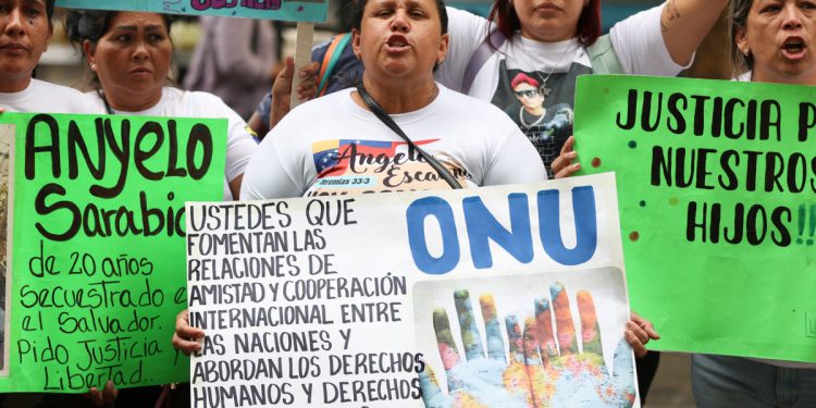 Kako su Trumpovi dužnosnici sklopili sporazum kako bi Amerikanci izvukli iz venecuelanskih zatvora u zamjenu za deportirane migrante