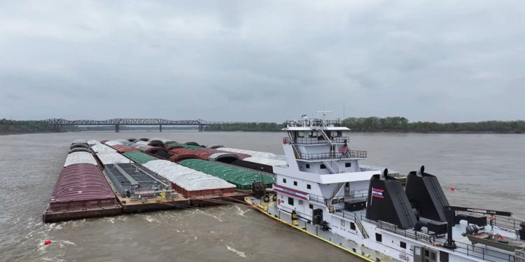 Kapetan tegljača koristio mobitel i zaspao