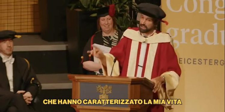 Kasabijska pjevačica stekla je diplomu i odaje počast Claudio Ranieri: “Dilly Ding, Dilly Dong”