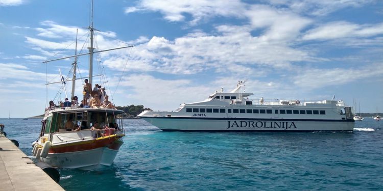 Katamaran Judita s Lastova i Korčule za Split isplovio bez putnika!