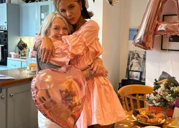 Kate Beckinsale najavljuje da je njezina majka Judy Loe preminula u dobi od 78 godina nakon ‘neizmjerne patnje’ dok priznaje da je ‘paralizirana’ s tugom