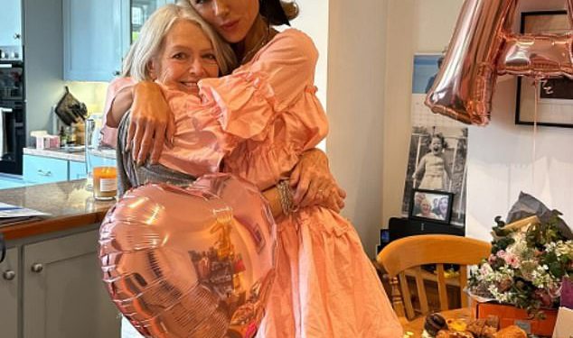 Kate Beckinsale najavljuje da je njezina majka Judy Loe preminula u dobi od 78 godina nakon ‘neizmjerne patnje’ dok priznaje da je ‘paralizirana’ s tugom