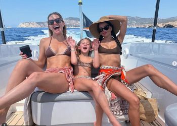 Kate Hudson pokazuje svoju nevjerojatnu figuru u nizu elegantnih bikinija dok dijeli snimke s raskošnog ‘djevojke’ u Europu