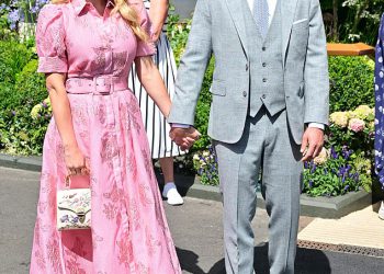 Katherine Jenkins je ručno sa suprugom Andrewom Levitasom dok se pridružuju Marku Rylance među ranim dolascima na osam dana Wimbledona