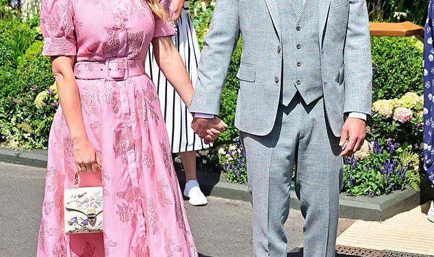 Katherine Jenkins je ručno sa suprugom Andrewom Levitasom dok se pridružuju Marku Rylance među ranim dolascima na osam dana Wimbledona