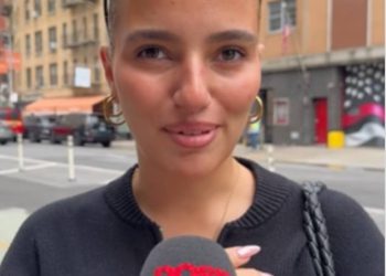 Kći Snezana Wood Eve se raspada u srčanom virusnom videu dok prvi put govori o svom biološkom ocu: ‘Željela je vidjeti kako moja mama pati’