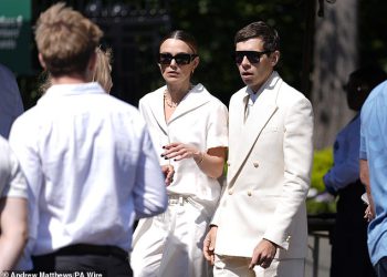 Keira Knightley odiše elegancijom u teniskim bijelcima, zajedno s daperom Henryjem Cavillom dok vode zvijezde koje dolaze u 14. dan Wimbledona da gledaju žestoko očekivano muške singl finale