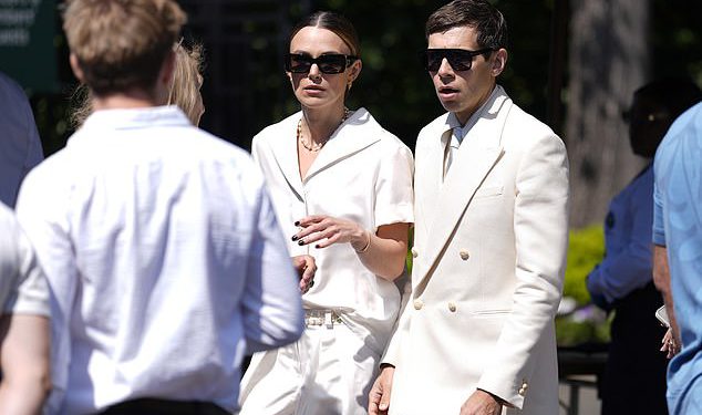Keira Knightley odiše elegancijom u teniskim bijelcima, zajedno s daperom Henryjem Cavillom dok vode zvijezde koje dolaze u 14. dan Wimbledona da gledaju žestoko očekivano muške singl finale