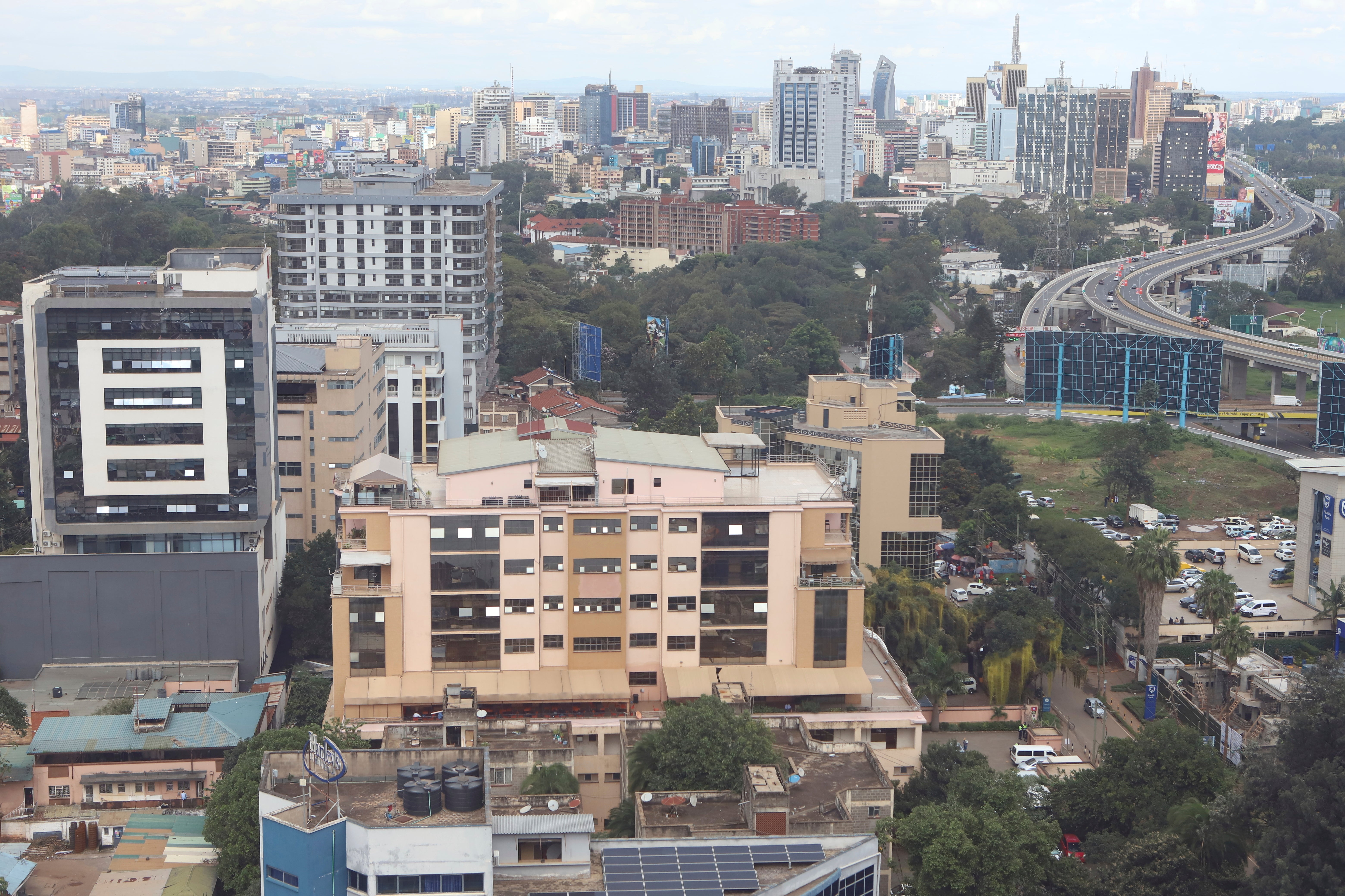 Opći pogled prikazuje dio komercijalnog okruga Nairobi, Kenija, petak, 23. svibnja 2025. (AP Photo/Andrew Kasuku)