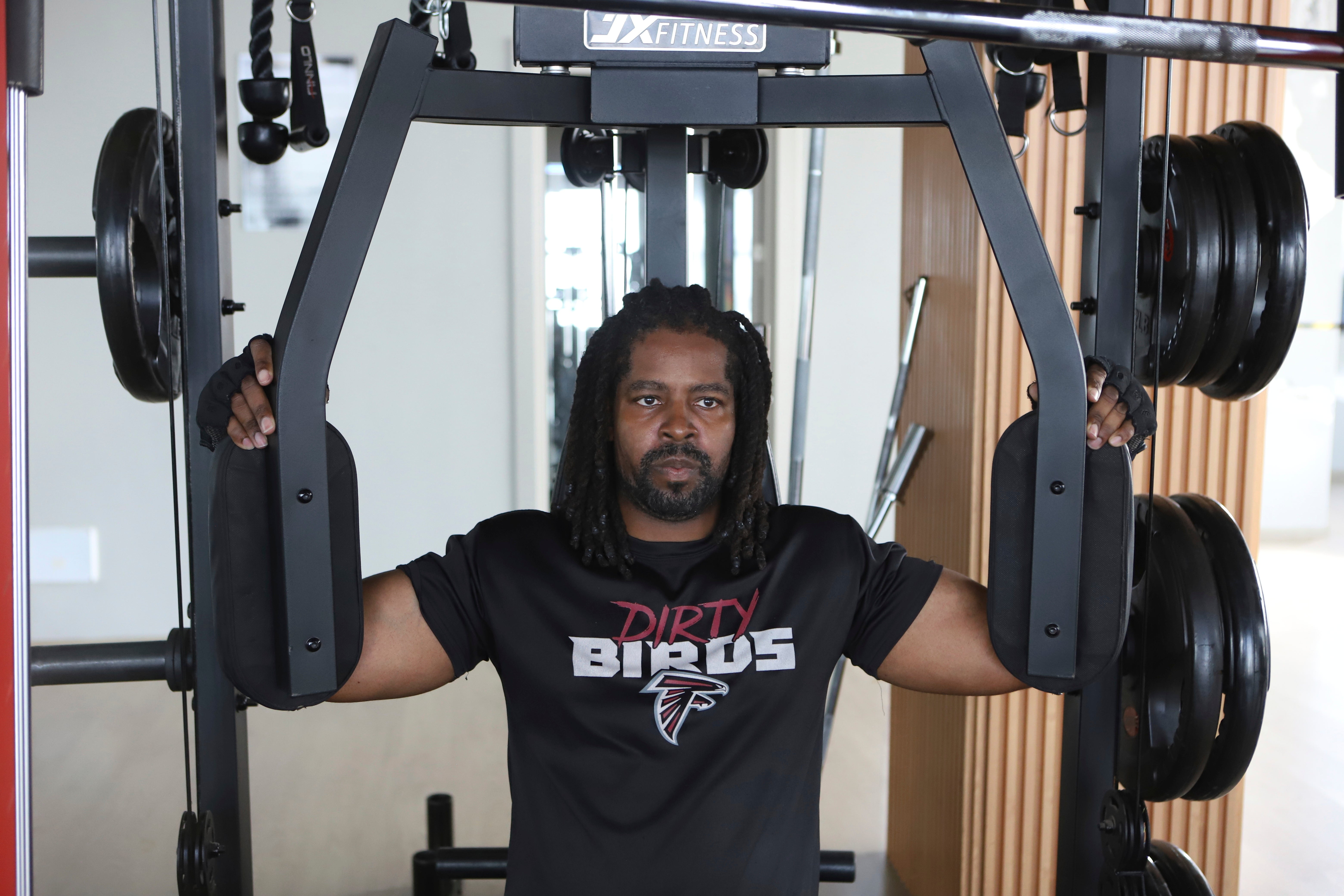 Kenneth Harris, 38-godišnji umirovljeni veteran, podiže utege u teretani u Nairobiju, Kenija, petak, 23. svibnja 2025. (AP Photo/Andrew Kasuku)