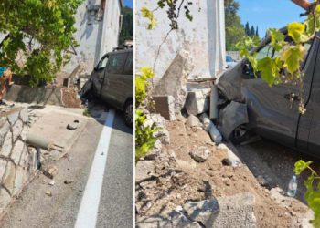 Kombijem se zabio u kuću u Trstenome, dok mještani već godinama traže zebru, kameru i semafor