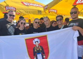 Konavljani ponosni na svoje! Na koncert Thompsona došli sa zastavom Konavala