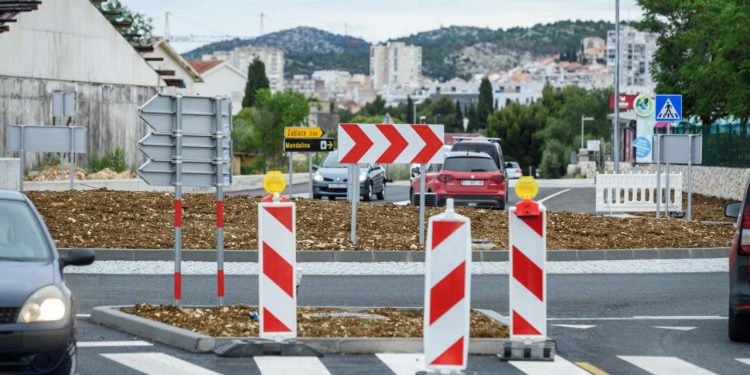 Krenulo je asfaltiranje važne gradske prometnice, ovaj dio Šibenika postaje neprepoznatljiv, pogledajte snimku iz zraka