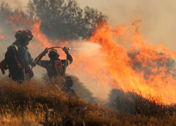 Kreta najnovija vatra: Stotine evakuiranih iz hotela i domova u Grčkoj dok se požari probijaju kroz Otok Holiday