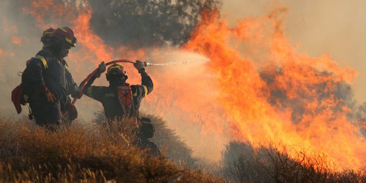 Kreta najnovija vatra: Stotine evakuiranih iz hotela i domova u Grčkoj dok se požari probijaju kroz Otok Holiday