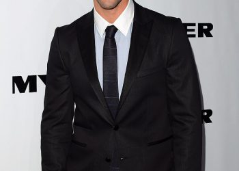 Kris Smith više ne izgleda ovako! Bivši Myer model otkriva svoj divlji novi izgled tijekom šetnje sa suprugom Sarah Boulazeris