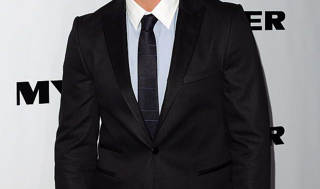 Kris Smith više ne izgleda ovako! Bivši Myer model otkriva svoj divlji novi izgled tijekom šetnje sa suprugom Sarah Boulazeris