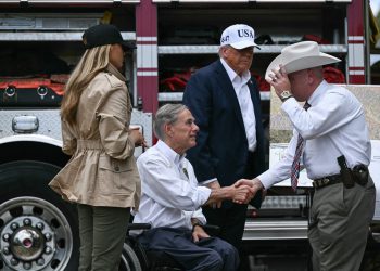 Kućni demokrati pozivaju na hitan pregled smrtonosnih poplava u Teksasu dok Trump obilazi zonu katastrofe