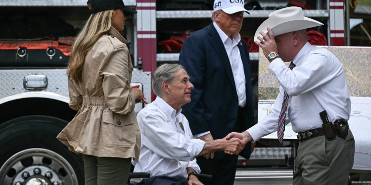 Kućni demokrati pozivaju na hitan pregled smrtonosnih poplava u Teksasu dok Trump obilazi zonu katastrofe