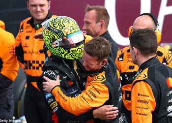 Lando Norris osvaja kaotični britanski Grand Prix kako bi zatvorio jaz na Oscaru Piastriju, jer pet vozača odlazi u mirovinu u otvaranju krugova