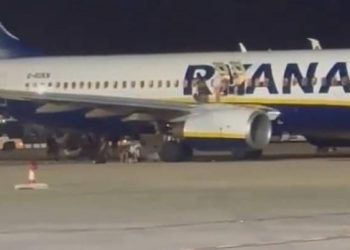 Lažna dojava o požaru u zrakoplovu Ryanaira: “Putnici skakali s krila!”