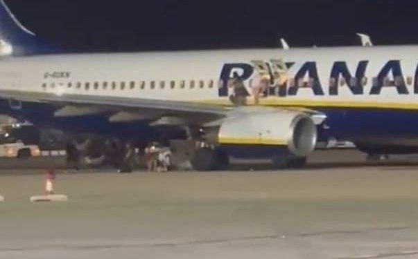 Lažna dojava o požaru u zrakoplovu Ryanaira: “Putnici skakali s krila!”