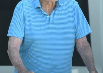 Legenda Jamesa Bonda, 85, drži se Walkeru zajedno s medicinskom sestrom samo nekoliko dana nakon što poznata bivša supruga otkriva bitku Dementia