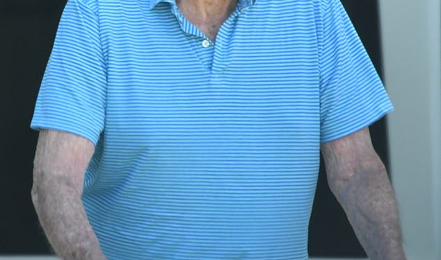 Legenda Jamesa Bonda, 85, drži se Walkeru zajedno s medicinskom sestrom samo nekoliko dana nakon što poznata bivša supruga otkriva bitku Dementia