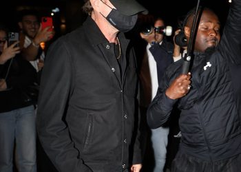 Leonardo DiCaprio se pojavljuje na niskom profilu na pariškoj večeri Lauren Sanchez u maski za šešir i masku