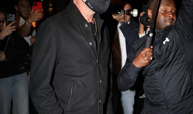 Leonardo DiCaprio se pojavljuje na niskom profilu na pariškoj večeri Lauren Sanchez u maski za šešir i masku