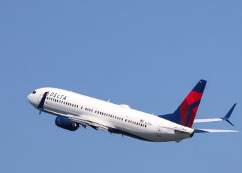 Let Delta putovao je 60 mph niz pistu kada je zrakoplov Aeroméxico sletio ispred njega