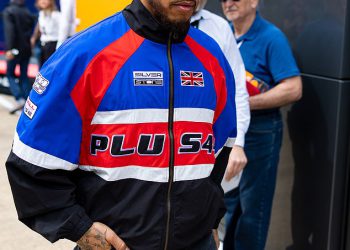 Lewis Hamilton ne može držati oči od Rayea dok je uzbuđeno promatra kako nastupa na Grand Prixu F1 usred romantičnih glasina