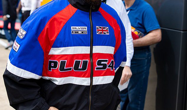 Lewis Hamilton ne može držati oči od Rayea dok je uzbuđeno promatra kako nastupa na Grand Prixu F1 usred romantičnih glasina